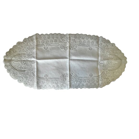 Handmade Belgian Lace Table Runner 38"x17.25" White Oval VGUC Wedding Dinner - Picture 2 of 10
